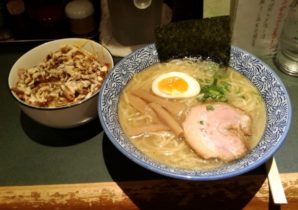 「丸鶏中華そば 塩大盛(930円)+ねぎ豚めし並(380円)」@らーめん武蔵の写真