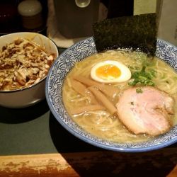 丸鶏中華そば 塩大盛(930円)+ねぎ豚めし並(380円)