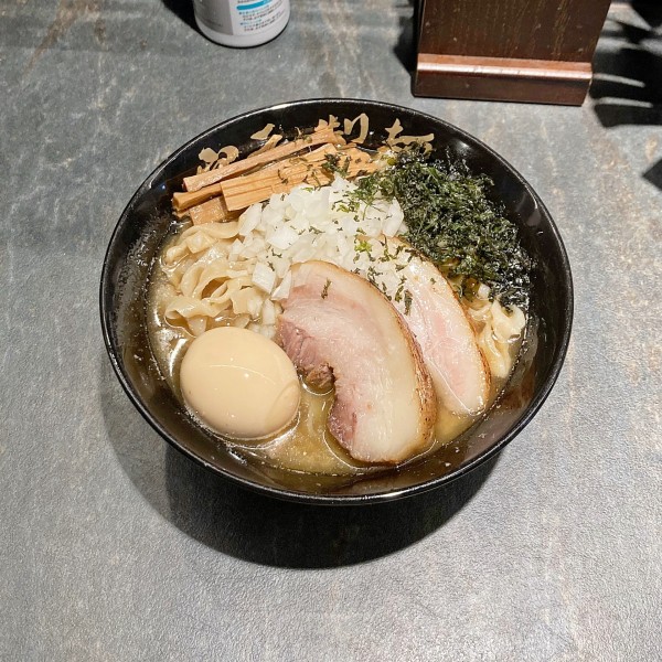 「背油煮干しラーメン（醤油）＋味玉」@宮元製麺の写真