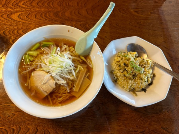 「醤油ラーメンと半炒飯セット600円」@中華料理 聞香茶点の写真