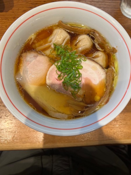 「ワンタン醤油ラーメン1300円+炙り鶏丼450円」@ラーメン屋 トイ・ボックスの写真