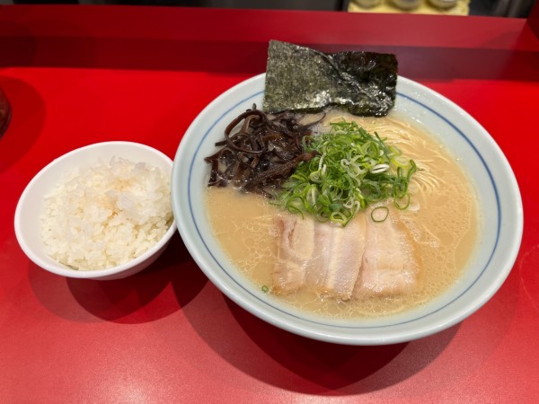 「本場博多ラーメン」@本場博多ラーメン せまかっちゃん 神田店の写真