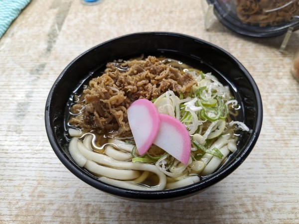 「かしわうどん450円」@北九州駅弁当 ぷらっとぴっと 4号売店の写真