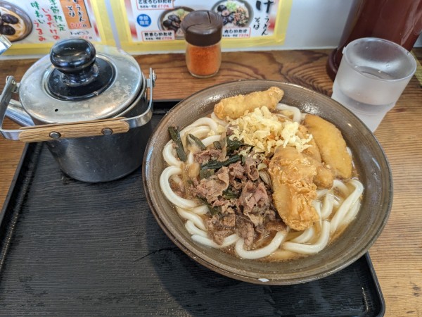 「ごぼう天肉うどん700円」@牧のうどん 空港店の写真