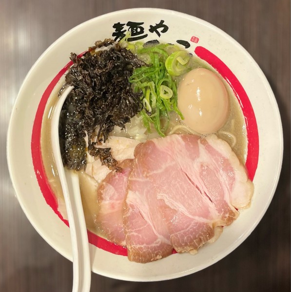 「特製追い煮干しそば、生姜の和え玉」@麺や でこの写真