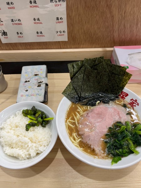 「ラーメン並硬め濃いめ、ライス」@家系らーめん 斗星家の写真