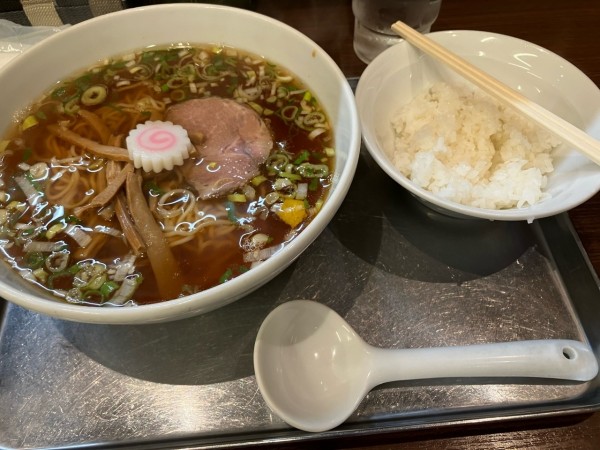 「中華そば850円＋Aセット（餃子3個半ライス）250円」@東京らぁめんちよだの写真