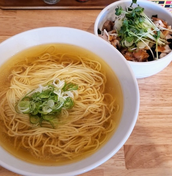 「かけそば 塩（大盛）180g￥700＋チャーシュー丼￥300」@ふる川の写真