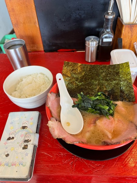 「燻製レアチャーシュー麺硬め濃いめ、小ライス」@家系ラーメン虎幸家の写真