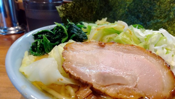 「#豚骨ラーメン #790円 #キャベツ #170円 #小ライス」@鶴一家の写真