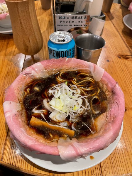 「自由 小魚醤油ラーメン（946円）」@ラーメン大戦争 伊丹店の写真