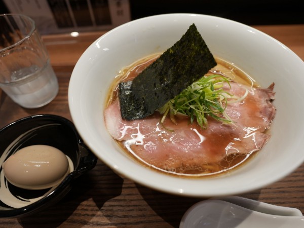 「熟麹もろみ醤油らぁ麺＋サービス味玉」@日本橋 らぁ麺 めだか堂の写真