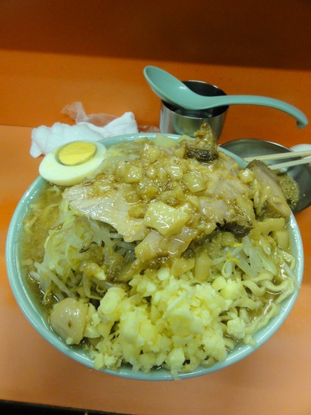 「富士丸ラーメン1050円ニンニク 生卵100円」@ラーメン富士丸 神谷本店の写真