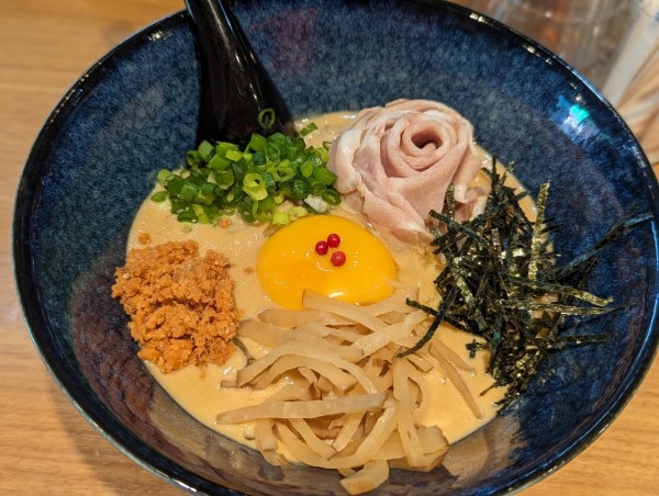 「限定　いぶりがっこと酒粕チーズのまぜsoba」@鶏Soba Toraやの写真