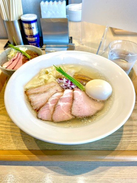 「特製塩中華蕎麦【TP】ワンタン4個、ローストポーク丼」@宍道湖しじみ中華蕎麦 琥珀 東京本店の写真