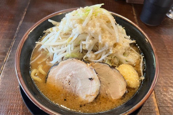 「ラーメン 小+ぶた+ヤサイ200ニンニクアブラ」@麺や豚髭の写真