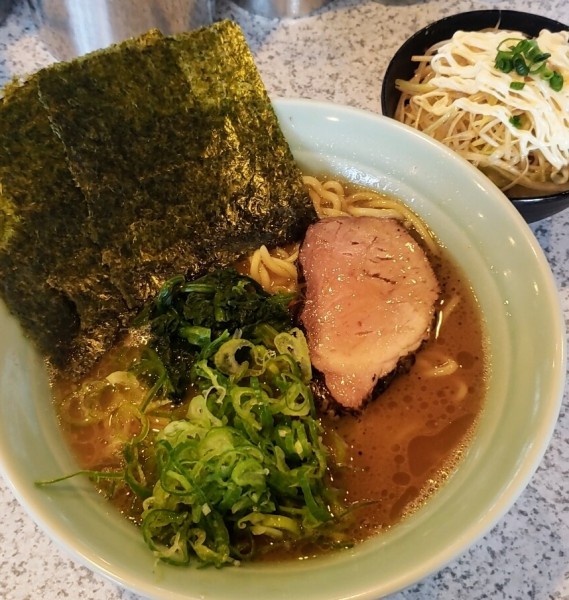 「ラーメン（ネギ増し無料）750円＋ネギ丼 200円」@らーめん 匠家 末広店の写真