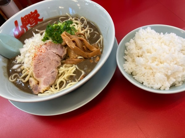 「鬼煮干しラーメン半ライスセット1030円」@ラーメン山岡家 松戸北小金店の写真