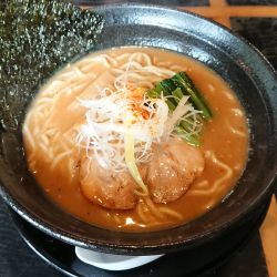 ピリ辛魚介豚骨らーめん