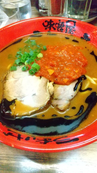 「トマト味噌らーめん 辛肉味噌トッピング 玉ねぎ 一口ライス」@味噌屋八郎商店 新宿店の写真