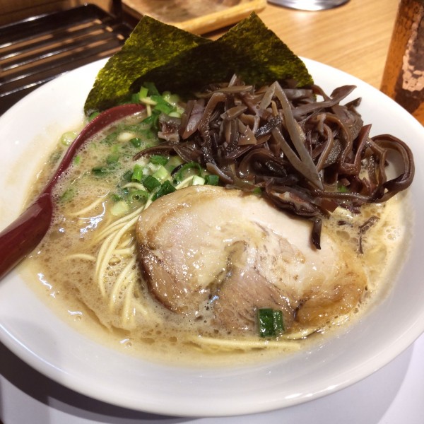 「ラーメン（￥800）＋キクラゲ（￥50）」@釜焚きとんこつ がっとん 東京ラーメン横丁店の写真