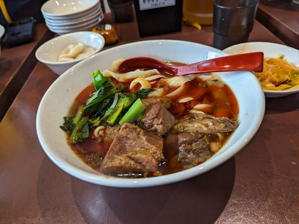 「牛バラ刀削麺」@陳家私菜 新宿店の写真