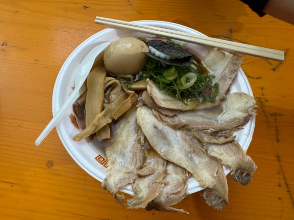 「【優味麺亭　やまどり】煮干香る琥珀の熟成醤油」@大つけ麺博 Presents 日本ラーメン大百科の写真
