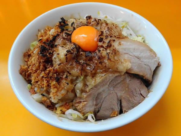 「ラーメン（700円）＋上海汁なし　ニンニクコガシアブラ」@ラーメンエース 八王子店の写真