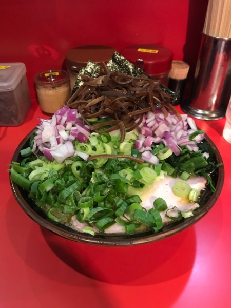 「ラーメン＋麺中盛り＋キャベツ＋九条葱＋紫玉葱W 1,100円」@どんとこい家の写真