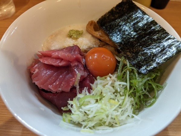 「限定　釣り大間の天然生マグロ鉄火麺」@RAMEN ガモウスマイルの写真