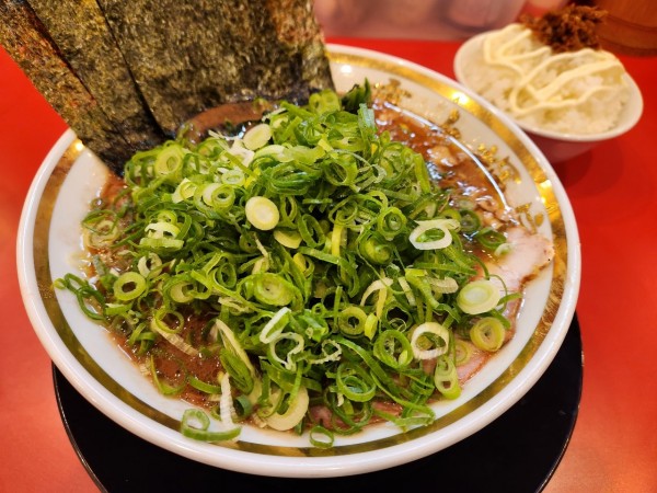 「九条ネギラーメン　食べ放題ライス」@家系ラーメン 裏大輝家 青物横丁店の写真