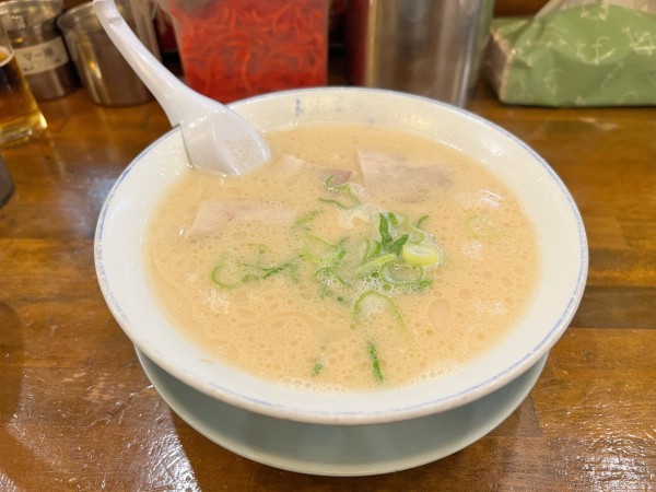 「月見ラーメン」@元祖長浜屋台ラーメン 一心亭 福島分店の写真