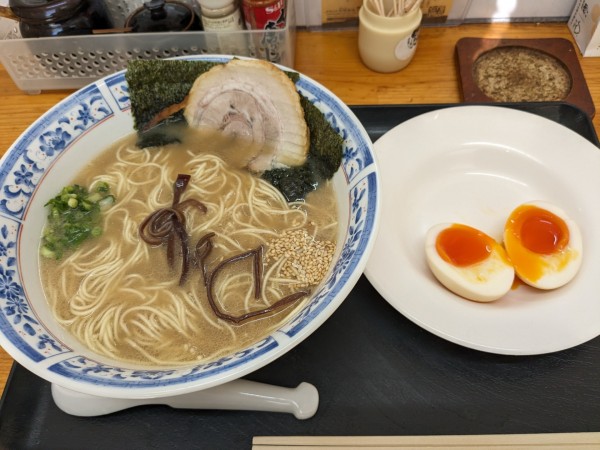 「博多ラーメン（醤油タレ） 味付け玉子」@麺房 松の写真