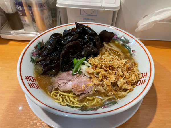 「醤油らーめん ｷｸﾗｹﾞ揚げﾈｷﾞ￥1,050」@らーめん紫雲亭の写真