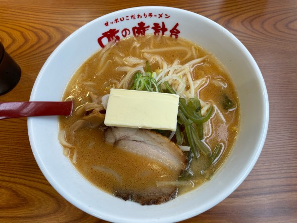 「味噌らーめん　バター　￥950」@味の時計台 川沿店の写真