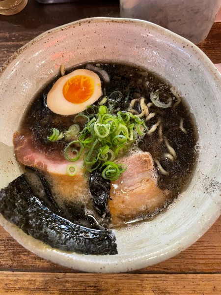 「黒豚骨らーめん　煮卵、細切れチャーシュートッピング」@進化驀進 京町堀本店の写真