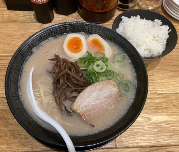 「さざなみ味玉入り + 替玉 +ランチごはん」@とんこつ拉麺 漣の写真