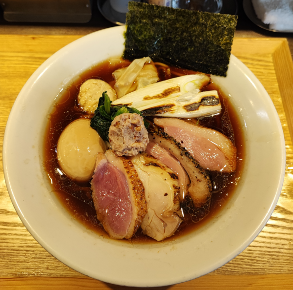 「特製鴨出汁中華蕎麦(醤油)：1300円」@鴨出汁中華蕎麦 麺屋yoshikiの写真