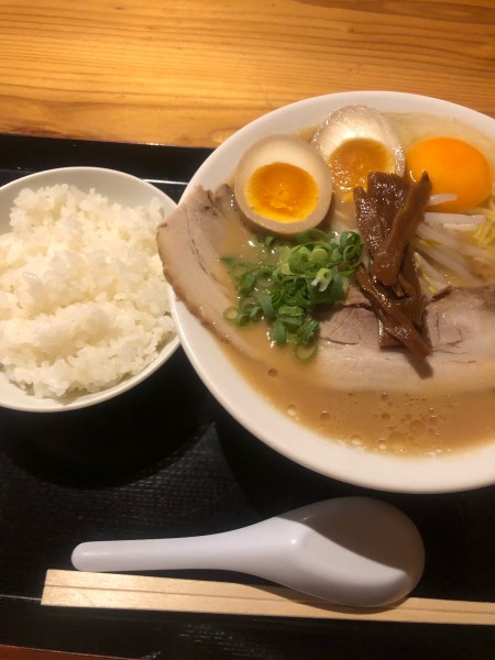 「まるふ福ラーメン小700円+ライス160円+生卵60円」@ラーメン まる福の写真