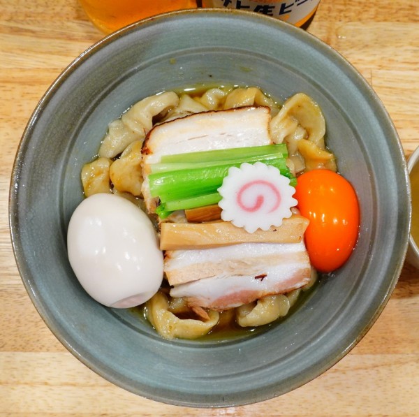 「油そば（味玉入り）出汁スープ付き＋麦酒（中瓶）」@だしと麺 遊泳の写真