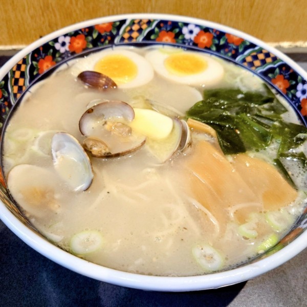 「あさりらーめん+煮玉子」@らーめん 松富の写真