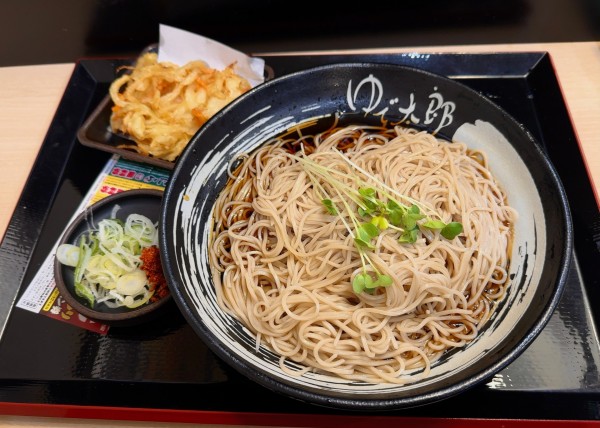 「冷し野菜かきあげそば(550円)+大盛り(クーポン)」@ゆで太郎 南青山一丁目店の写真