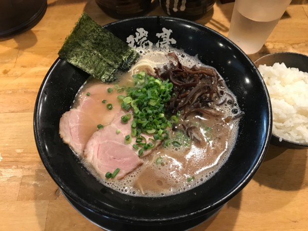 「豚骨ラーメン 790円＋ご飯 100円」@博多一瑞亭 三田店の写真