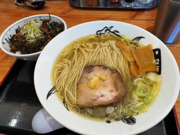 「中華そば塩＋ザ・チャーシューご飯」@松戸中華そば 富田食堂 東千葉店の写真