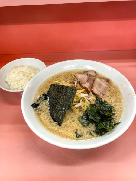 「ネギラーメン中盛+半ライス+Xサービスチャーシュー（4枚）」@ラーメンショップ 石川店の写真