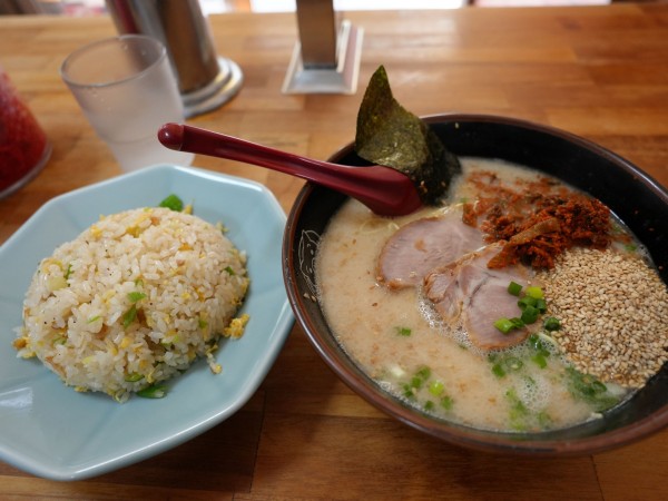 「博多ラーメン 粉落とし＋チャーハン」@博多ラーメン長浜や 上野店の写真