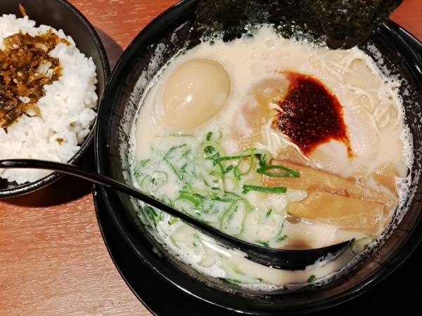 「味玉とんこつらぁ麺＋ライス」@だるまのめ 秋葉原店の写真