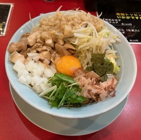 「まぜそば 850円。ニンニク・ちょい野菜・ちょいアブラ」@自家製麺 酉の写真