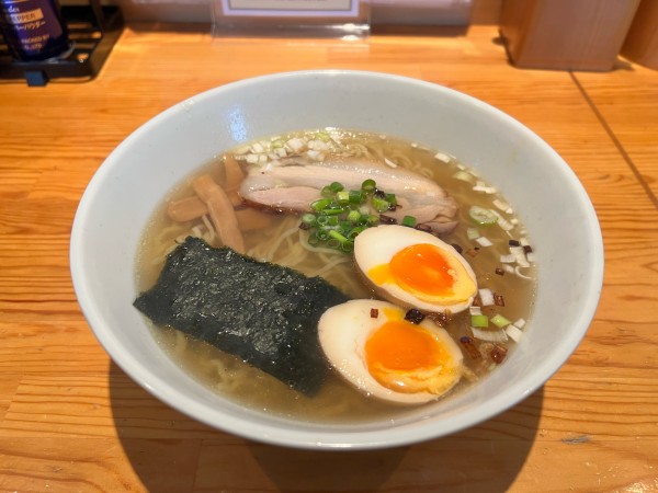 「塩そば半熟煮玉子付き」@正月屋分店 石川屋の写真