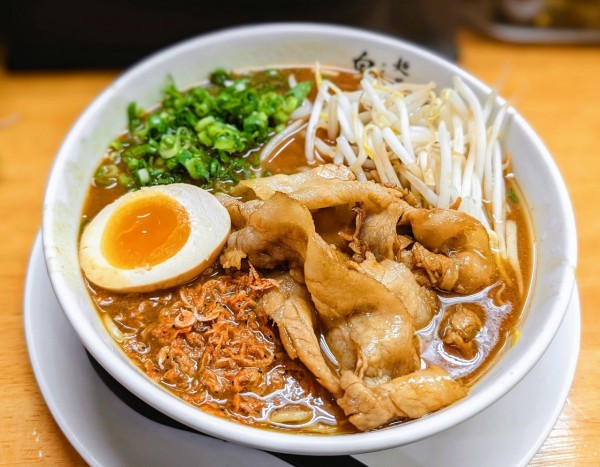 「濃厚えび味噌󠄀ラーメン 味噌たまりチャーシューver.【限定】」@麺屋 白神の写真